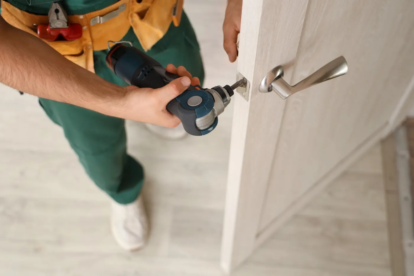 Pose d'un cylindre à clé protégée sur une porte d'entrée au Plessis-Robinson